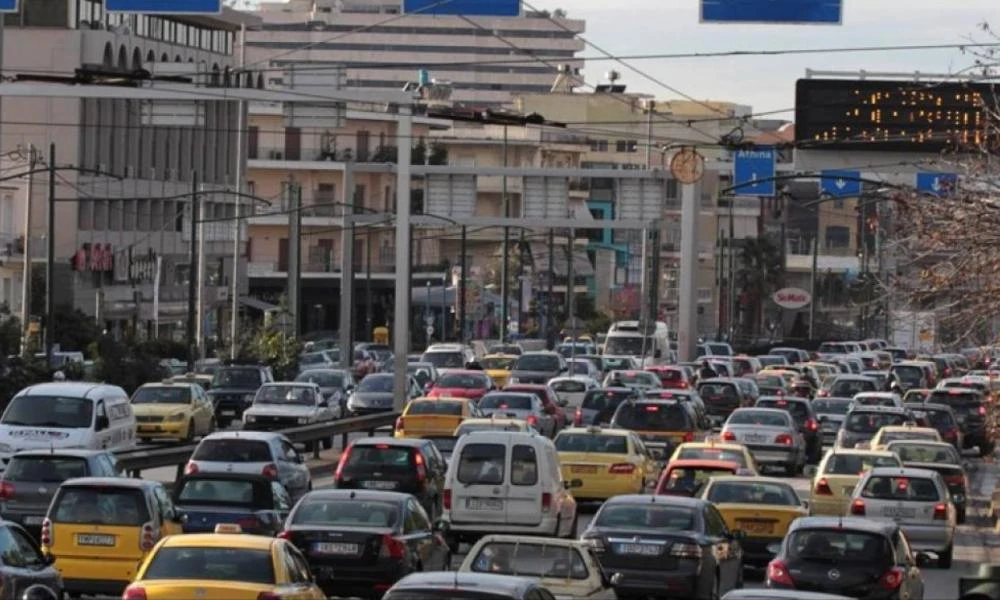 Έπεσαν οικοδομικά υλικά από φορτηγό στην Ηλιούπολη - Που εντοπίζεται κίνηση